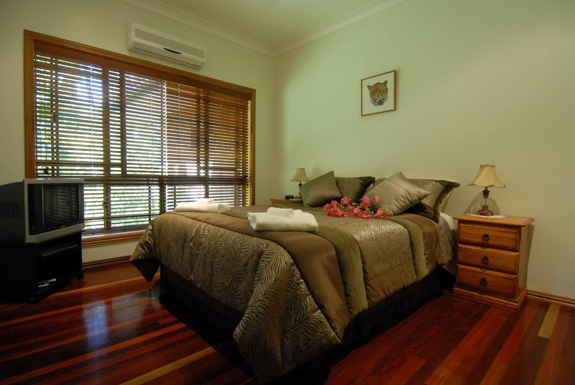 Hibiscus Lodge Bed & Breakfast Wongaling Beach Bagian luar foto